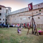 Escape castle & Treasure hunt