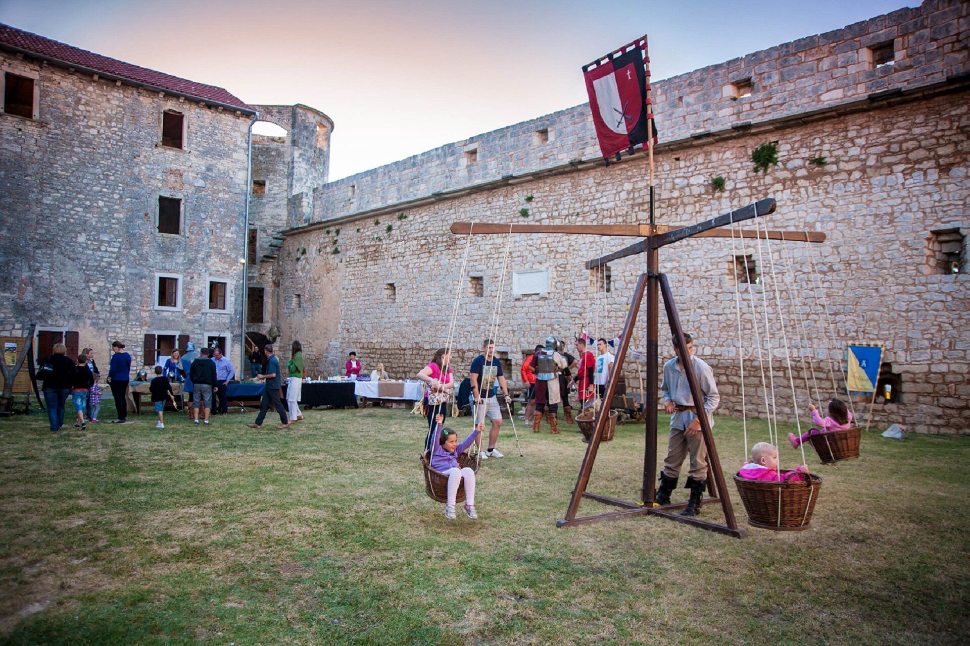 Escape castle & Treasure hunt
